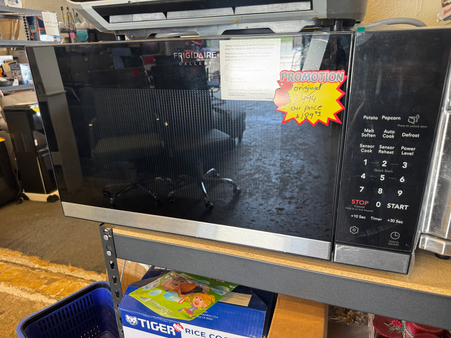 Frigidaire microwave 2.2 cb 1500 W new counter top
