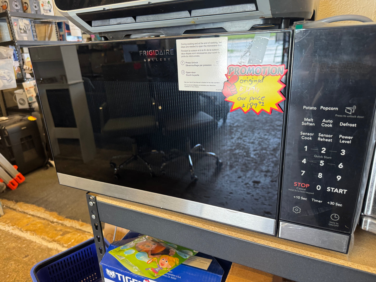 Frigidaire microwave 2.2 cb 1500 W new counter top