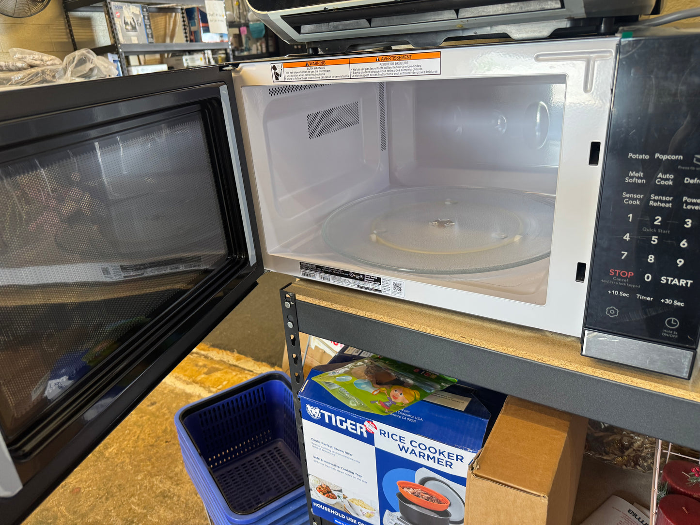 Frigidaire microwave 2.2 cb 1500 W new counter top